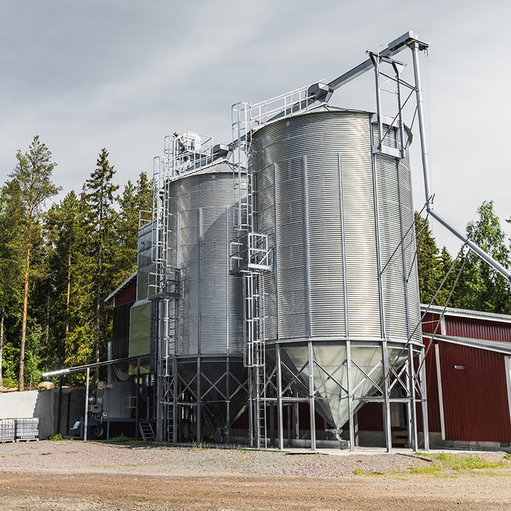 Kaksi viljasiiloa, joissa kartiopohja